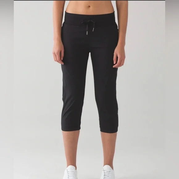 L-107 🍋 Lululemon 🍋 Dance Studio Crop 🔥 Gorgeous 🔥 - Picture 1 of 9